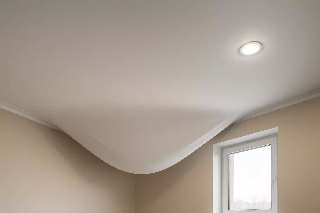 Скопление воды у натяжного потолка